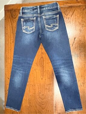 Silver Jeans Co Boyfriend Mid Rise Slim Crop
Blue Denim Embroidered W24 L27